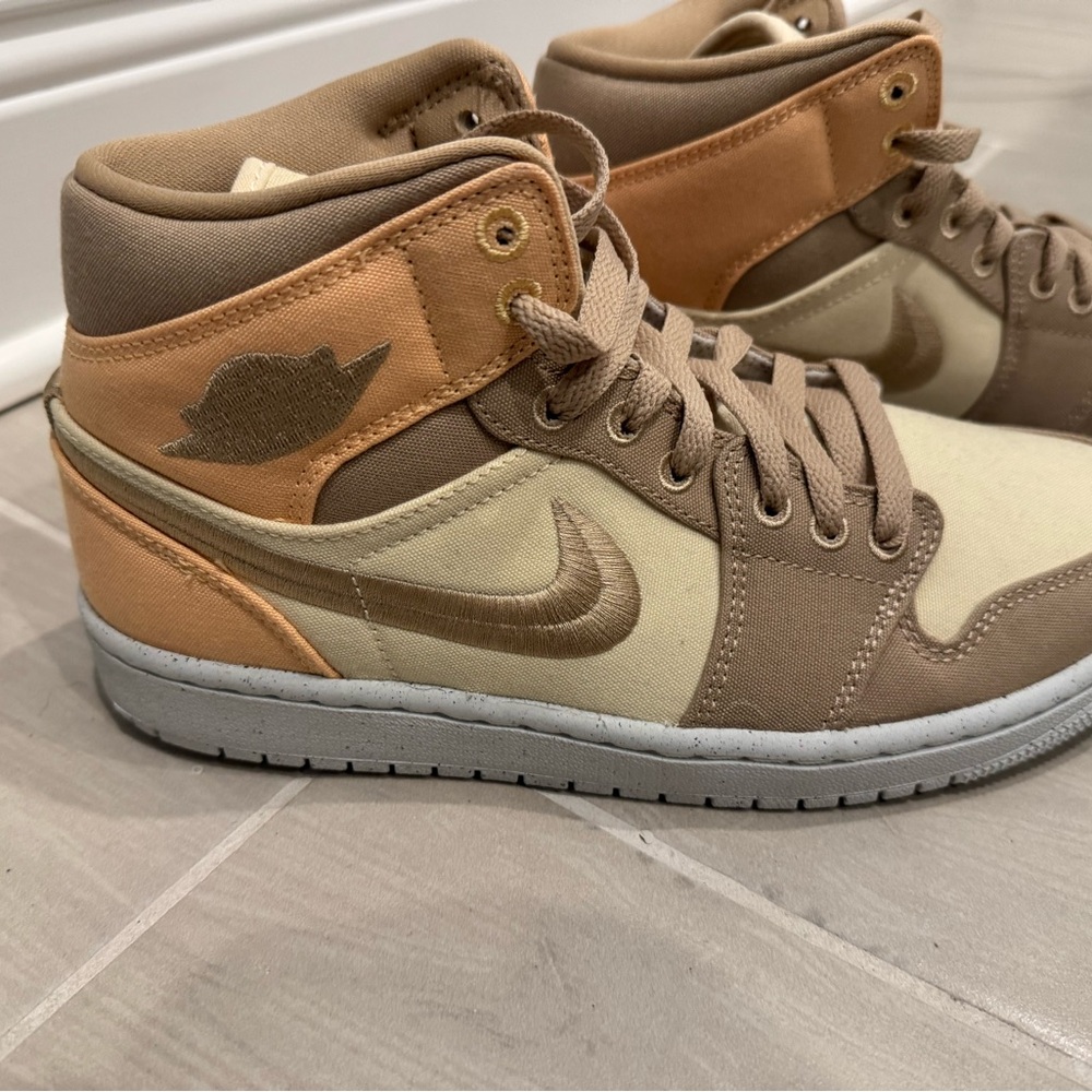Nike Women's Sneakers in Tan and Cream